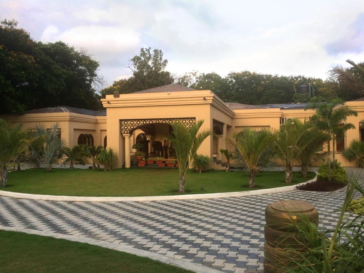 Laxmi Film City Resort Vadodara Eksteriør bilde