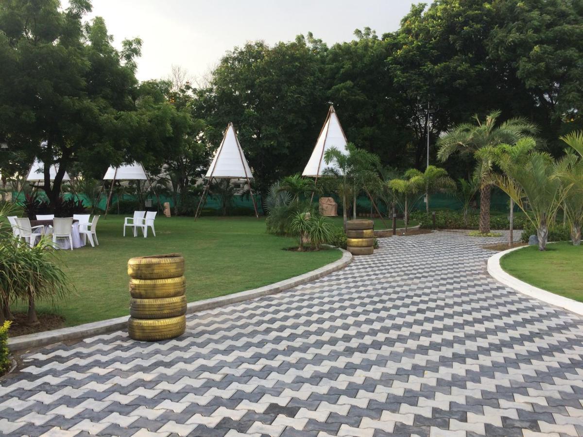 Laxmi Film City Resort Vadodara Eksteriør bilde